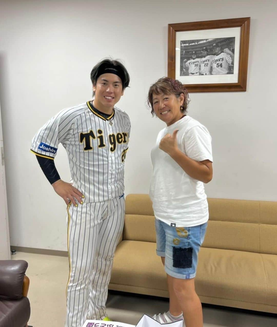 梅野隆太郎さんのインスタグラム写真 - (梅野隆太郎Instagram)「2022.9.7.甲子園球場🏟⚾️ 藤井かすみさんが応援に来てくれました📣 ありがとうございます 残り試合頑張ります🔥👊🏻🔥  撮影時のみマスク外してます。😷📸 #藤井かすみプロ #梅野隆太郎 #女子プロゴルファー ⛳️」9月9日 11時14分 - ryutaro_umeno_official