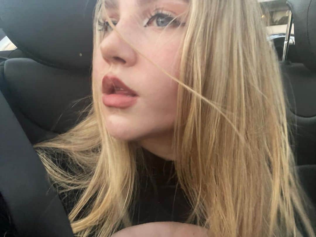 エラ・アンダーソンのインスタグラム：「convertible backseat (i am still in said backseat as i post this cause im fullll of whimsy rn, apparently)」