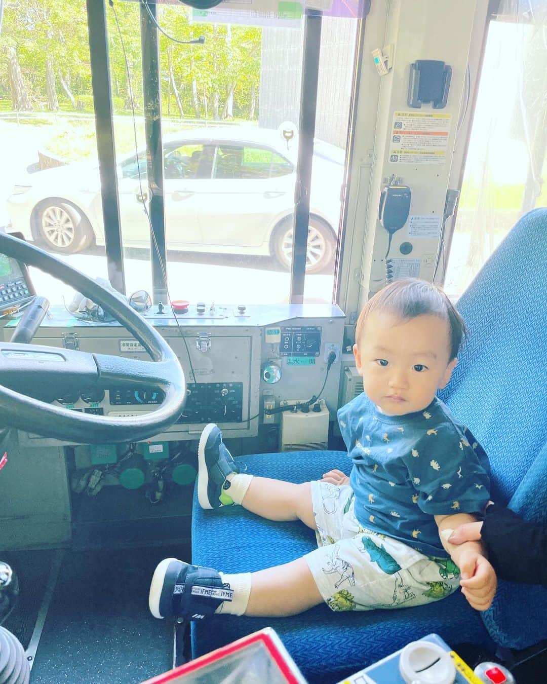 寺岡のぞみのインスタグラム：「久しぶりの投稿になりました。 1歳5ヶ月になり、益々色々なことに興味津々💕👦🏻  特に大好きな、車、バス、電車、飛行機…  今日は、じぃじ、ばぁばと図書館へ行ったのですが、図書館前のバスに興味津々🚌 乗車しないので、遠目から眺めていると、運転手さんが、「自由に見学していいよ」と言ってくれました。  恐縮しながら、見学させていただくと…  「運転席に座ってみる？」と🚌🥺  こんな貴重な体験をさせていただき、ありがとうございました。」