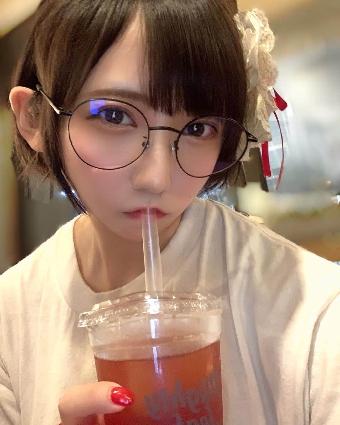 瀬戸栞のインスタグラム：「意外と好評な眼鏡っ子瀬戸さん #idol #眼鏡女子」