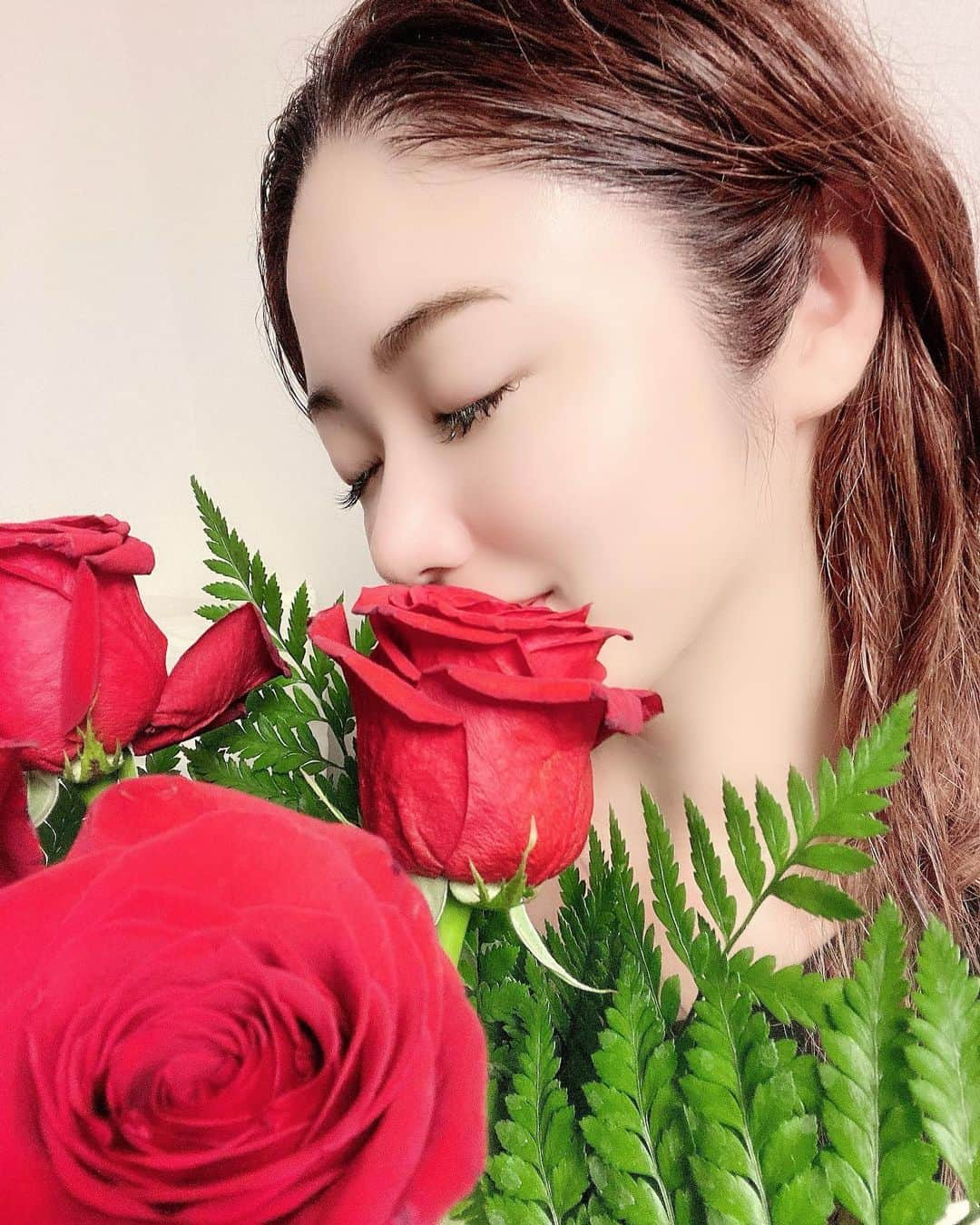 ARIKAのインスタグラム：「最高の27歳迎えました🌹🤍  -  友だちに囲まれた誕生日当日❤️  サプライズで皆集まってくれて 本当にすんごく幸せだった🥰  お祝いメッセージくれた方 ありがとうございました𓂃𓈒𓏸︎︎︎︎ 🕊  @1225kasumi  サプライズしてくれる彼氏のように 薔薇持って登場してくれました(笑) 13本の薔薇🌹"永遠の友情"って意味らしい✨ 嬉しかったー❤️ありがとう❤️❤️  @ranran329 @seto09nami  急遽集まってくれてありがとう🥺 お陰でめっちゃ面白かった笑笑  @figo_jakeee  誕生日前日にご飯行ってくれてありがとう爆笑  友だち居れば生きていけると思えた1日でした👩‍❤️‍💋‍👩  -  #誕生日 #birthday #サプライズ #friends #love #薔薇 #花束」