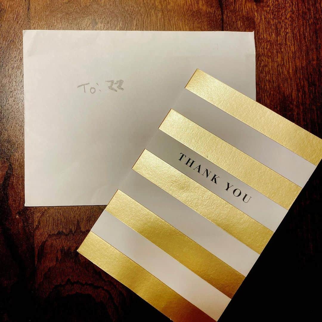 鈴木紗理奈のインスタグラム：「なんでこんな人を幸せにする 文章が書けるんだろ  という愛のこもった手紙を私に渡し リオトはまたイギリスに旅立った。  もう今となっては わたしがリオトに励まされる側。 また次会えるまでお互い全力で生きようね と言い合ってお別れした。  何回だって熱くなれる 何回だって涙が出る 何回だって心から愛してると思う 色褪せないこの気持ち。  いってらっしゃい。  #riototomama」