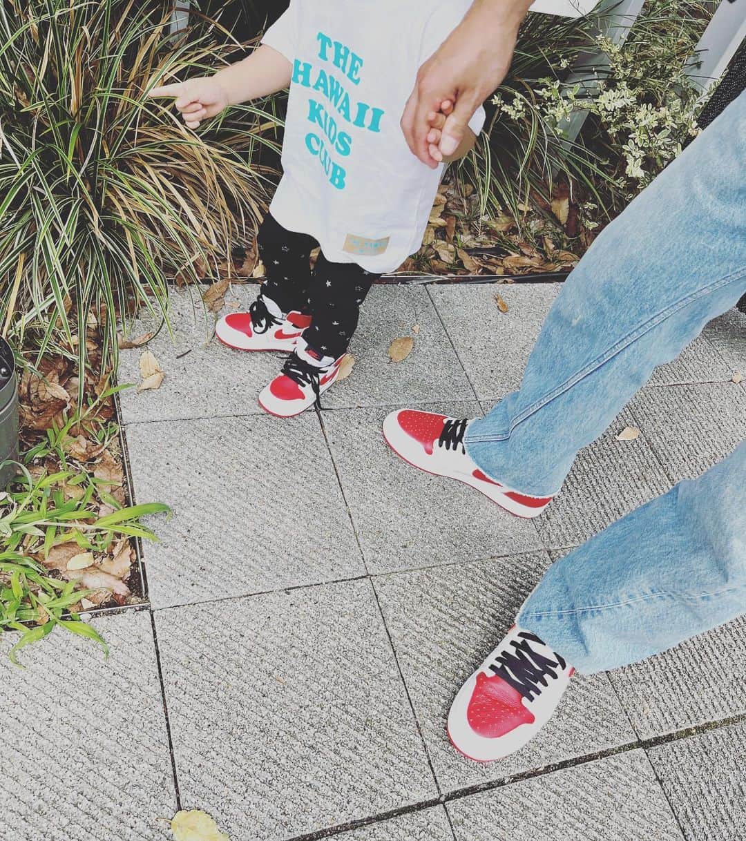 川田裕美さんのインスタグラム写真 - (川田裕美Instagram)「この2人はお揃いのスニーカーを何足か持っていて、楽しそう🥰👟🥾 息子は毎朝自分で靴を選ぶので、靴好きなのは親ゆずりかも。 私も娘とお揃い履くのが楽しみだな😊💛🧡  #2歳　#0歳3ヶ月」9月9日 13時39分 - hiromikawata163