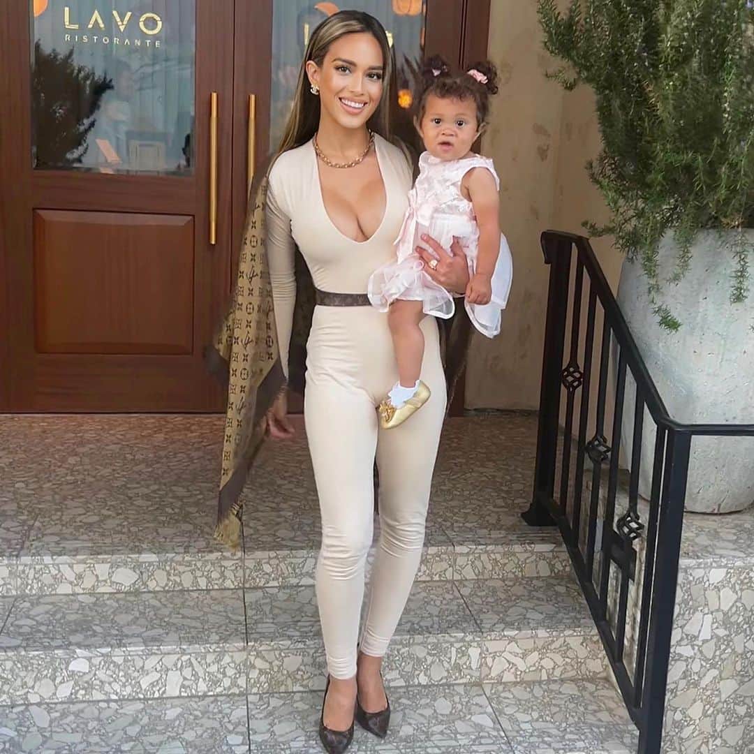 Sarah Mundoのインスタグラム：「Proud moment. Today I was crowned the grand prize winner for storytelling in the aesthetics intelligence course @aestheticintelligencelabs taught and offered by @paulinegarrisbrown  Annnd Bella turned 15 months! 🤗Double greatness.   Pauline and I alongside her colleague @paulaoriol have collaborated in bringing awareness to yoga and wellness with the pursuit of offering a permanent aesthetic in this area for future inquirers. Stay tuned even greater things are in the works.  #8 #aesthetic #yoga #yogamom #intelligence #fashion #art #LA」