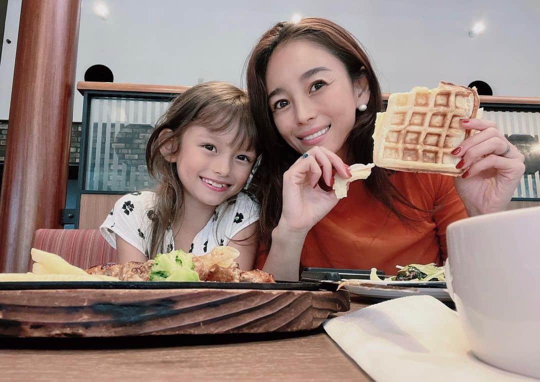大桑マイミのインスタグラム：「息子を待っている間の、2人時間をファミレスで。 こちらのファミレス💁‍♀️ワッフル🧇たい焼きが自分でつくれて楽しい。　ソフトクリームにコーヒーゼリーsweets豊富。好きな量でチョコチョコ食べれるのがいいね。🫶娘大満足。 とりあえず私はピンクグレープフルーツとコンポタという謎な組み合わせにハマってしまった。 サラダバーの🥗ワカメとオクラにも。 お互い違う本を読んだり、お話したりなんか特別のことをしてるわけではないのに、嬉しいし楽しい❣️時間。 義母ロスから少しずつ🤏元気を取り戻してきました。 沢山のメッセージありがとうございます。 感謝です🥹次会える日まで元気に頑張るぞー。 life is good👍」