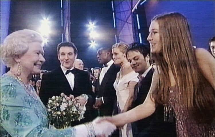 ヘイリー・ウェステンラのインスタグラム：「It was a true honour to have met and sung for you on a number of occasions, as a small town girl from New Zealand. Memories I will never forget. You were a wondrous and inspiring Queen. Rest In Peace, Your Majesty 💜」