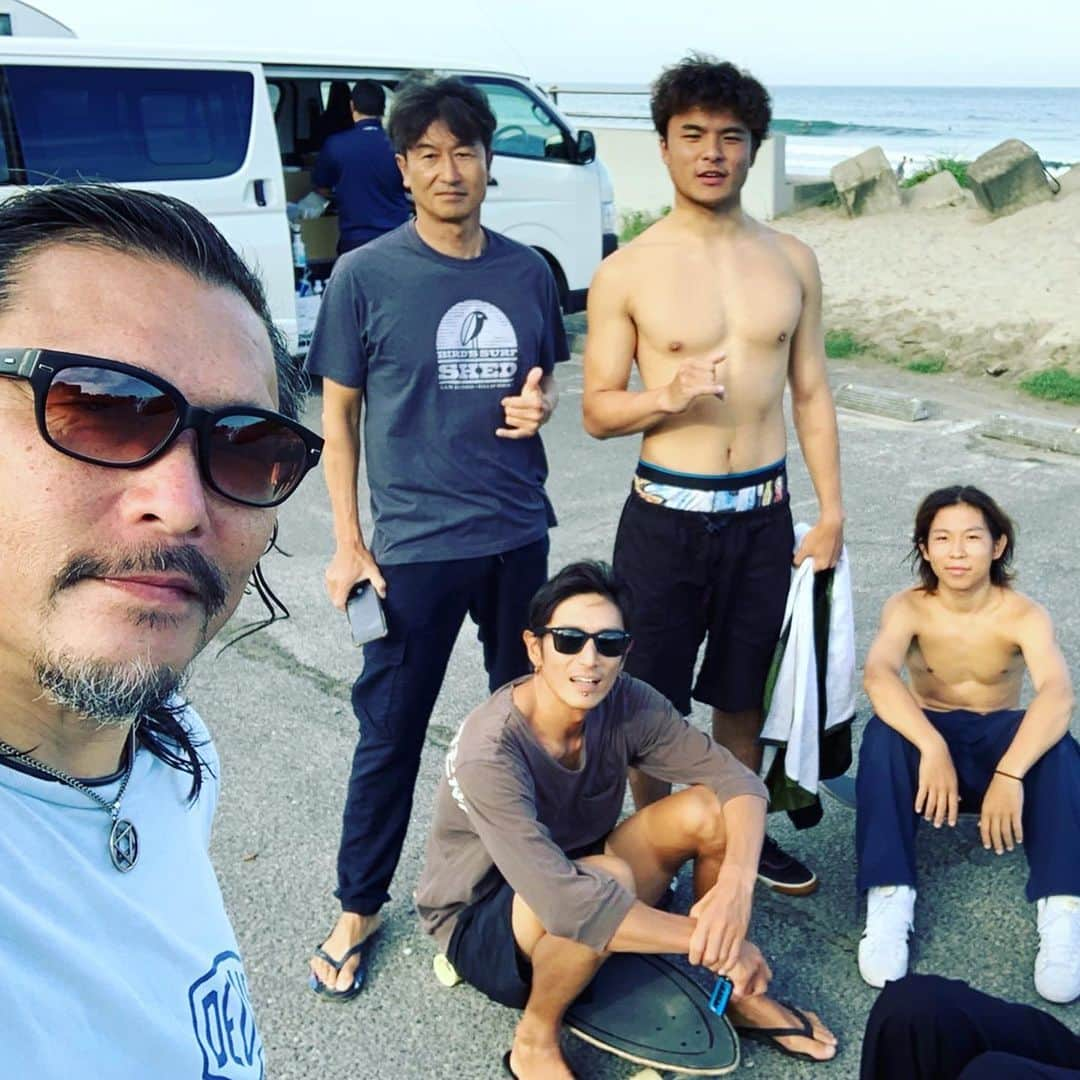 伊勢谷友介さんのインスタグラム写真 - (伊勢谷友介Instagram)「ニューボード @firewire_jp と 試乗会 @surftriton と 大会#tritoncup と オールド&ニューフレンドとの出会いと再会の旅。  サーフィンを間に置くと、盛り沢山の旅になります♪盛りだくさんすぎて、東京に帰ったら多少腑抜け気味ですが、サーフィン上手くなりたい気持ちでいっぱいです！  新しいボードはFIREWIRE Dominater2 5.10です。既に持ってますMush up と比べるとリッター数も減り、もう少し大きい波の時に重宝する筈♪早く乗りたい〜 　 　恐ろしいことに飛び込みで大会にも参加。特別賞（恥ずかしすぎるのだけれど・・・）を授与してくれたのは、世界のサーファー稲葉玲王さん。キレッキレのライディングは一度見れば忘れられません。そして何よりずーっと笑顔。素敵です♪ 　レジェンドサーファーの集まるハードな夜の宴会に、朝のボンヤリな朝食、海上がりのスケート、坂を見つけてイメージトレーニング、新しいローカルポイントに誘われた時のドキドキ感、小さい波でジャンクでも大会の緊張感、帰りの1人の車では充実感に満ち溢れました。  また直ぐに行きたいと思います。 海と海から離れられない皆様、これからもよろしくお願いします！  #newboard #newsurfboard  #newfriends  #oldfriends  #surfing  #skate  #ocean」9月9日 15時10分 - iseya_yusuke