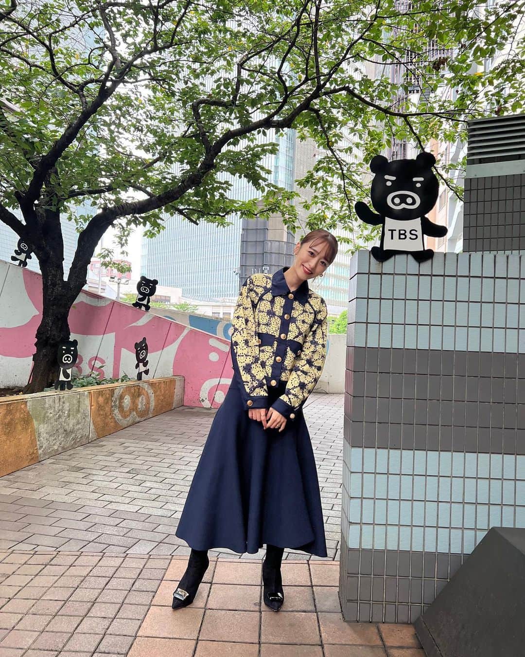 近藤千尋のインスタグラム：「本日のラヴィ衣装🤍🐰  ウェア @31philliplim  アクセサリー @e.m.portrait  シューズ @gianvitorossi  今日も朝からパンや駄菓子を食べたり パラパラ鑑賞したり、 男同士の勝負を見たり😂 占いしてもらったり 4コマ漫画に癒されたり最高の朝でした💕 笑いすぎてお腹がよじれそうでした😂 あの空間にいれることが最高の幸せ🥰  明日は朝、 『旅サラダ』に生出演します📺❤️ 朝日放送　8:00からです😍！！ 長野の旅に行ってまいりました🙈 是非ご覧ください❣️」
