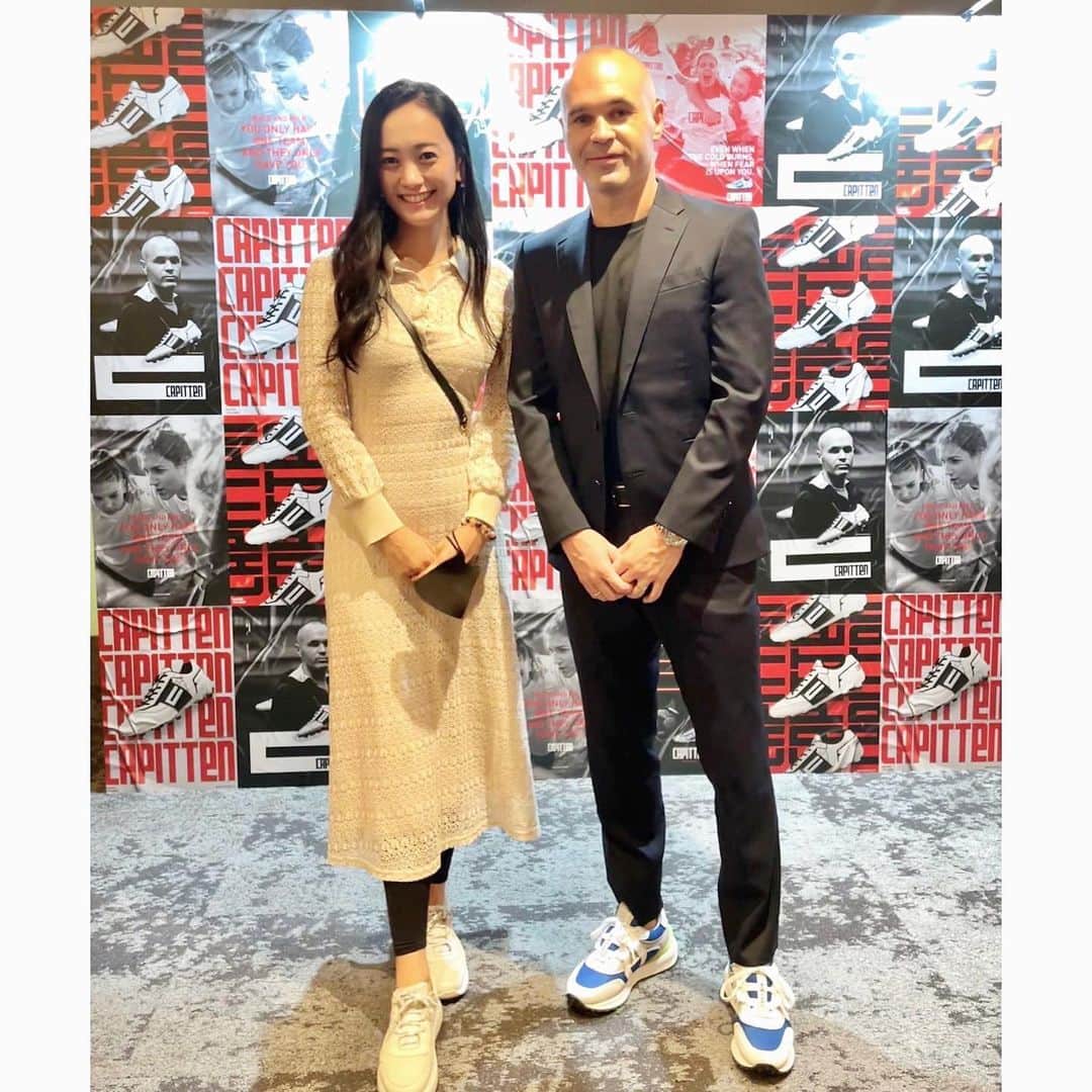 脊山麻理子のインスタグラム：「昨日は国立競技場でイニエスタ選手の自身初のオリジナルフットボールウェアブランド「CAPITTEN」お披露目発表会が開催され、私もご招待頂き行ってきました！  CAPITTENは、サッカースパイクを中心に、スポーツウェアやスポーツアパレル等を展開していくブランド。  「CAPITTEN」というブランド名は、キャプテンとして困難を乗り越え前進していく大切さと、日本との「縁」を大切にしたいという思いを込めてつけたそうで、とても素敵だと思いました♡  発表会後にイニエスタ選手と写真を撮って頂きましたよ！感動♡イニエスタ選手がスペインで立ち上げたスニーカーブランド MIKAKUSのスニーカーを履いて行ったので、あの世界のイニエスタ選手とお揃い♡  国立競技場のグランドにも降りられて、とても良い思い出ができました！  #イニエスタ #イニエスタ選手 #アンドレ #CAPITTEN #MIKAKUS #国立競技場 #Iniesta」