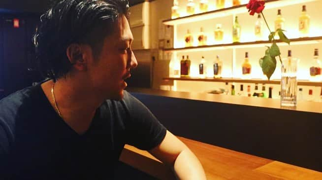 小出翔太のインスタグラム：「Bar✖︎5坪✖︎400人  最高の7日間でした。  たくさんのご来店本当にありがとうございました。  5坪のこんな小さなお店に7日間で400人近い人達が来てくれました。  入れなかった人達もわざと落ちついたら行くって言ってくれた人達もたくさんいたのでまた東京に行きますのでタイミングが合えばまたよろしくお願い致します🙇🏻‍♂️  席の事や差し入れなど色々考えてくれてみんなありがとうございました🙇🏻‍♂️✨  #BACKS#BAR#神泉#5坪の小さなお店#バチェロレッテ2#漢気がモテに昇華するオトコ#小出翔太#後は仲間に託す#10坪あったらどうなってたんだろ#小出ファミリー#バチェ民#箱推し#最高#YouTube用の動画をスクショ」