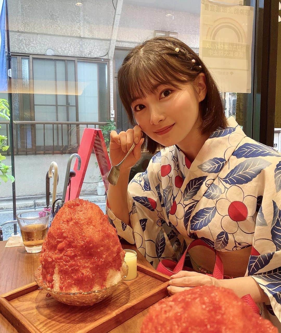 早田悠里子のインスタグラム：「なお先生 @dr_nao_0415 と浅草で浴衣デート♡ 浅草をちゃんと散策したのは初めてで、かき氷食べたり屋台行ったりして楽しみました😌♡  #浅草 #浅草グルメ #浅草食べ歩き #浅草カフェ #浅草ランチ #浴衣 #浴衣ヘア #浴衣帯結び #浴衣着付け #かき氷巡り #東京かき氷  #浴衣レンタル #かきごおりすと #浅草彩夏 #彩夏」