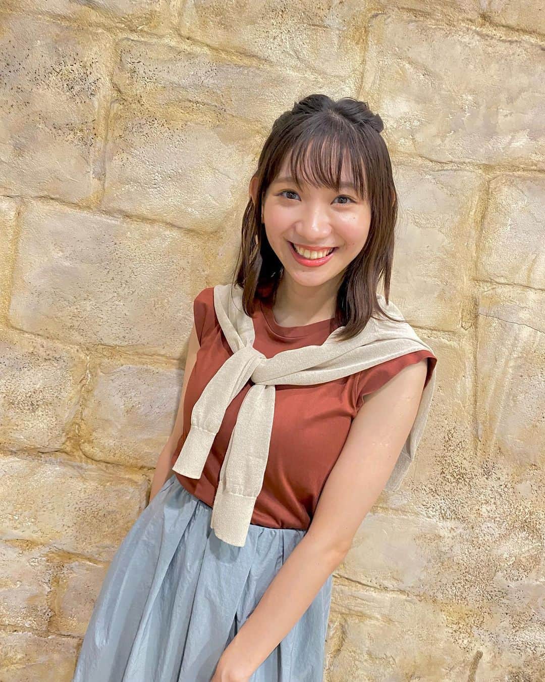 小林茉里奈のインスタグラム：「👗 今週は朝晩は涼しくなってきて秋の気配ですね…🍂  でもまだ日中は暑い…🥵🥵ので まいさんの #arne の記事を見て秋っぽい色の夏服コーデにしてみました🫶🏻  photo by @mai_fuchigami_48 ちゃんです💓  #snidel #rosso #emmi #beautifulpeople × #shaka #outfit   #fbs #福岡放送 #バリはや #アナウンサー #小林茉里奈 #私服 #今日のコーデ #秋コーデ #フレンチスリーブ #コーデ」
