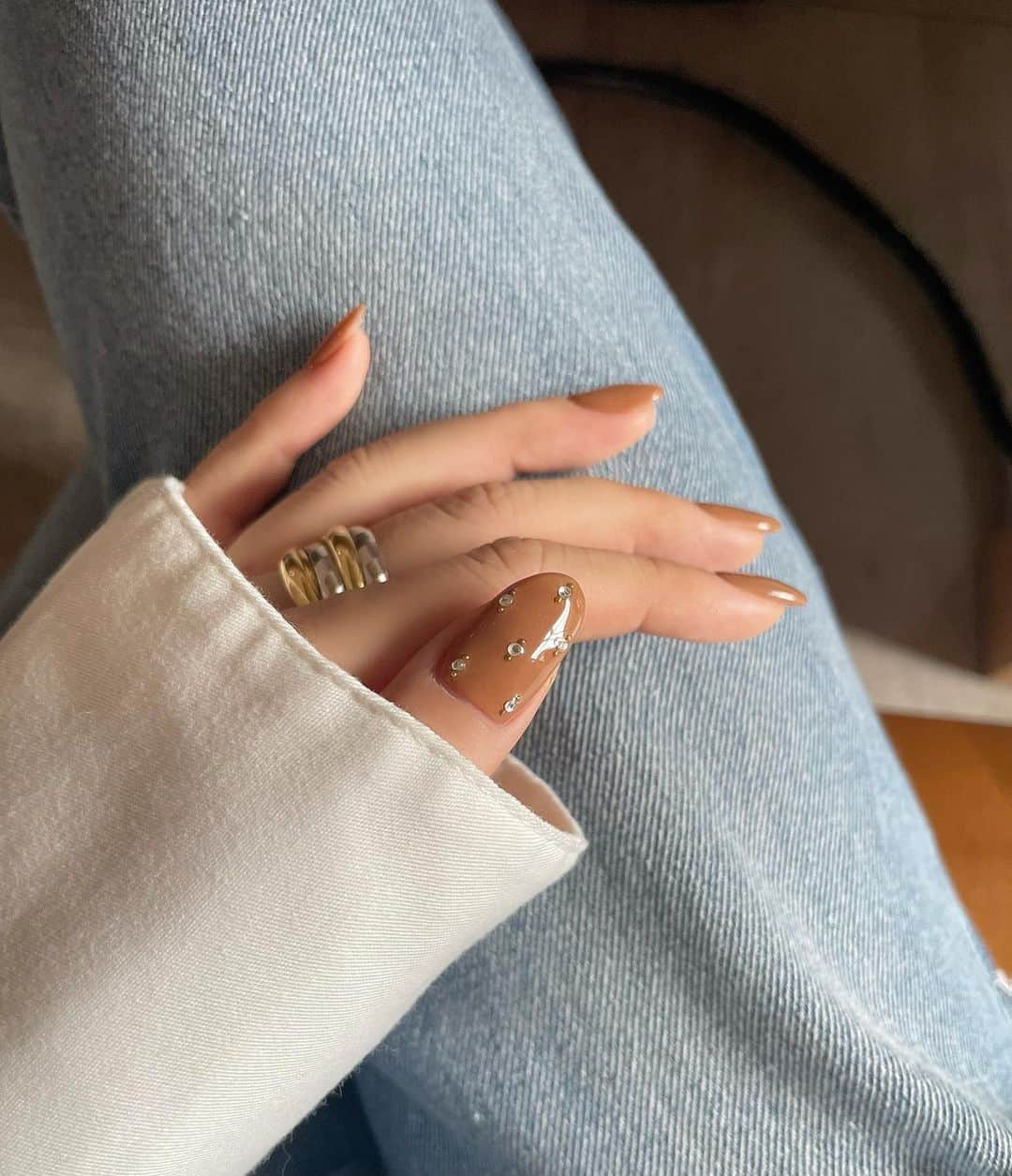 宮所舞のインスタグラム：「💅🏼 #dkr_nail こっくりブラウンで秋ネイル🍂✨ シンプルなワンカラーに左右1本ずつ アクセント入れるのが最近のお気に入り♡」