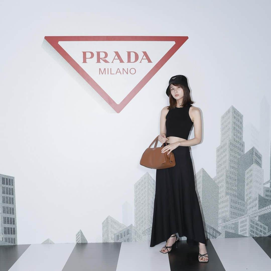 夏目アミリアのインスタグラム：「Thank you Prada🖤  #Prada #pradametropolis」