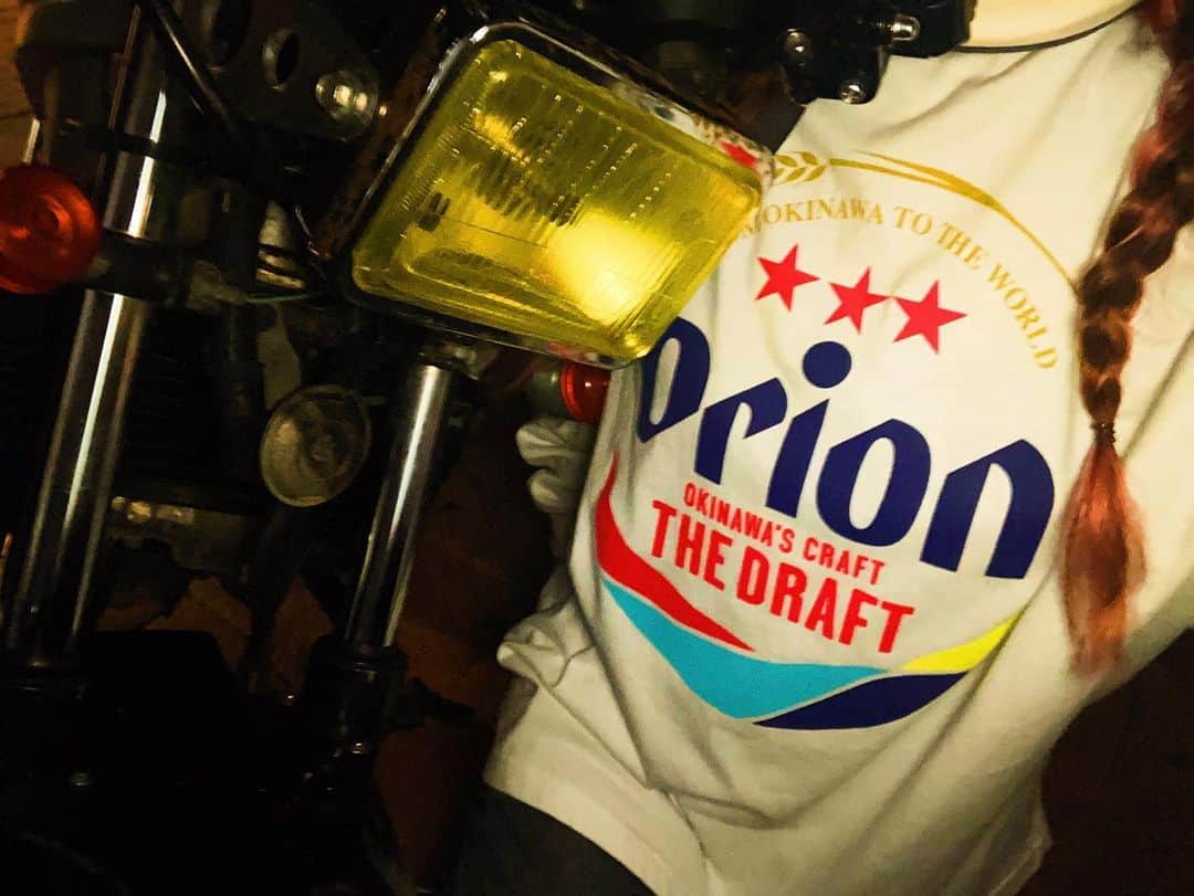 よもぎのインスタグラム：「このTシャツ観光客以外で見たことないかも🍻 個人的にレトロ感あってすき  #バイク #旧車バイク #motorcycle #vt250 #バイク女子 #女子ライダー #昭和好きな人と繋がりたい  #昭和好きな平成生まれ  #250cc #orion  #オリオンビールtシャツ  #沖縄移住」