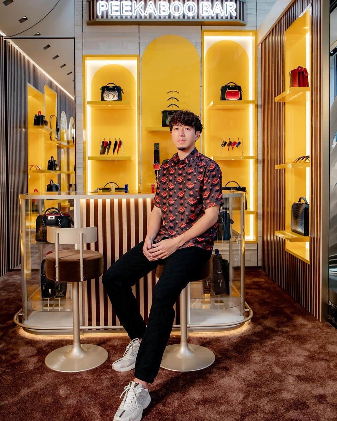 比江島慎のインスタグラム：「フェンディ 銀座店でのイベントに行ってきました！ ⁡ 「ピーカブー」バッグをカスタマイズできるイベント「メンズ ピーカブー バー」は11月まで限定店舗で開催され、銀座店では9月15 日(木)までイベントをされているそうです！ ⁡ とても素敵なフェンディ 銀座店は、（僕の背番号）「6」を感じるGINZA SIXにあります！ ⁡ ⁡ #Fendi #FendiMensPeekabooBar @Fendi #PR #比江島慎」