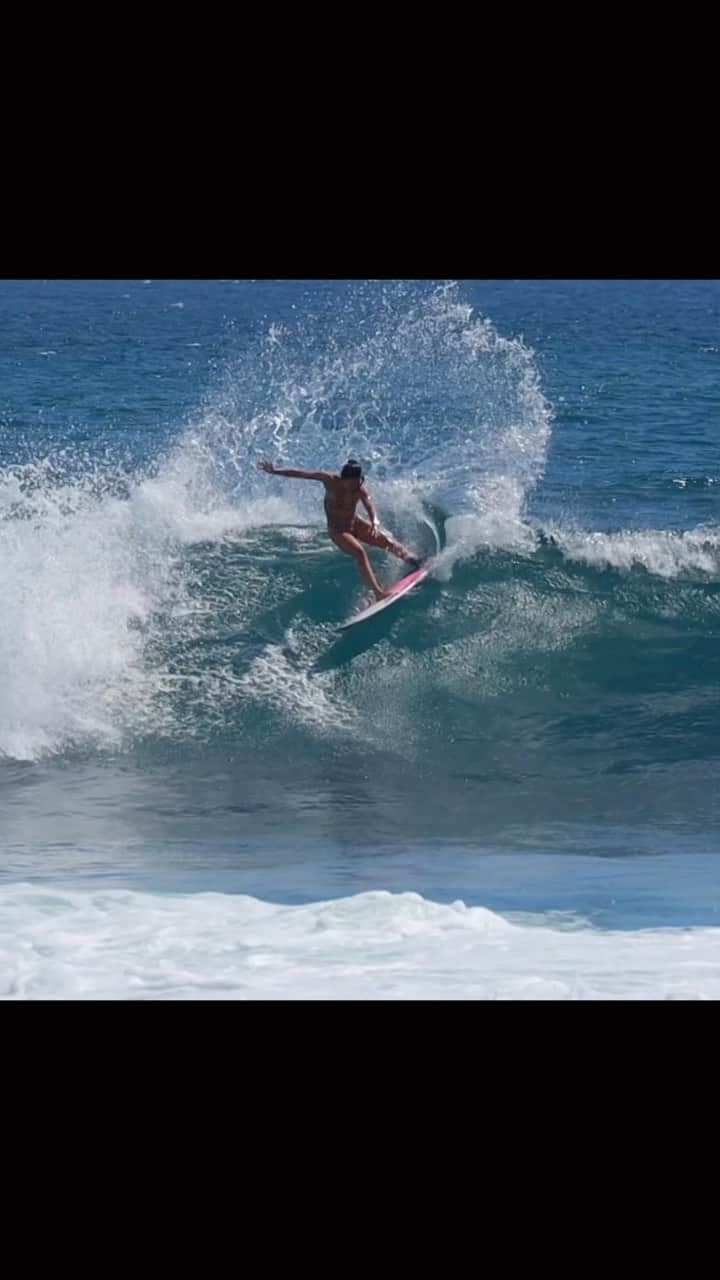 のインスタグラム：「Left waves🫶🏻🫠🤪🔋🤎  @hlna.jp @billabongwomensjp @niketokyo @whitebuffalo_official @triplecproject @seablink_official @alliepr_jp #yusurfboards #aerotech   #surf #surfing #waves #surfergirl #海」