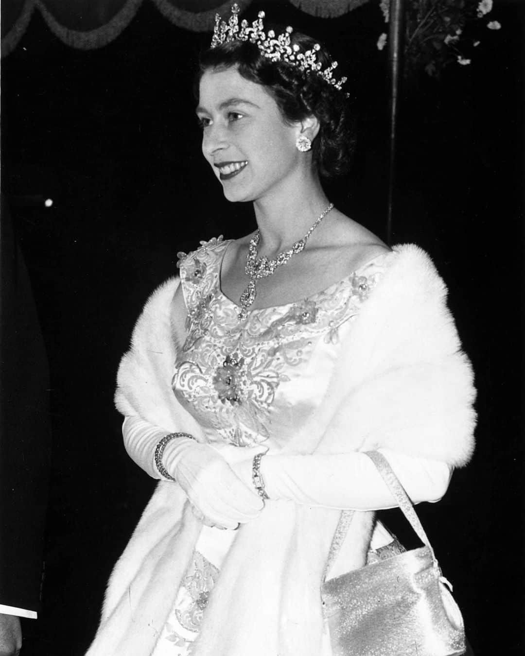 シェリル・コールのインスタグラム：「May you spread your wings and fly into the loving arms of your awaiting Prince .. thank you for your service. Rest peacefully 👑」