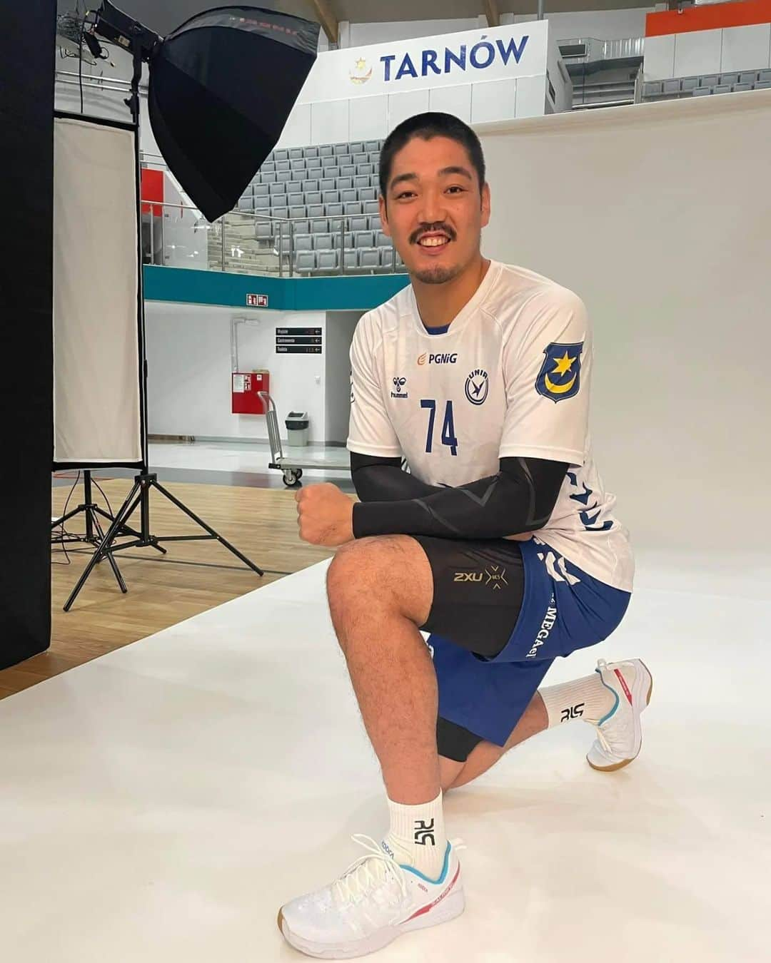 笠原謙哉のインスタグラム：「いよいよ今日から、ポーランドリーグ「SUPER LIGA」始まります。  ヨーロッパ2シーズン目、"闘います"。  シューズ SALMING インドアシューズ KOBRA3 インナーウェア 2XU #salming #salmingjapan  #KOBRA3 #2xujapan #2xu」