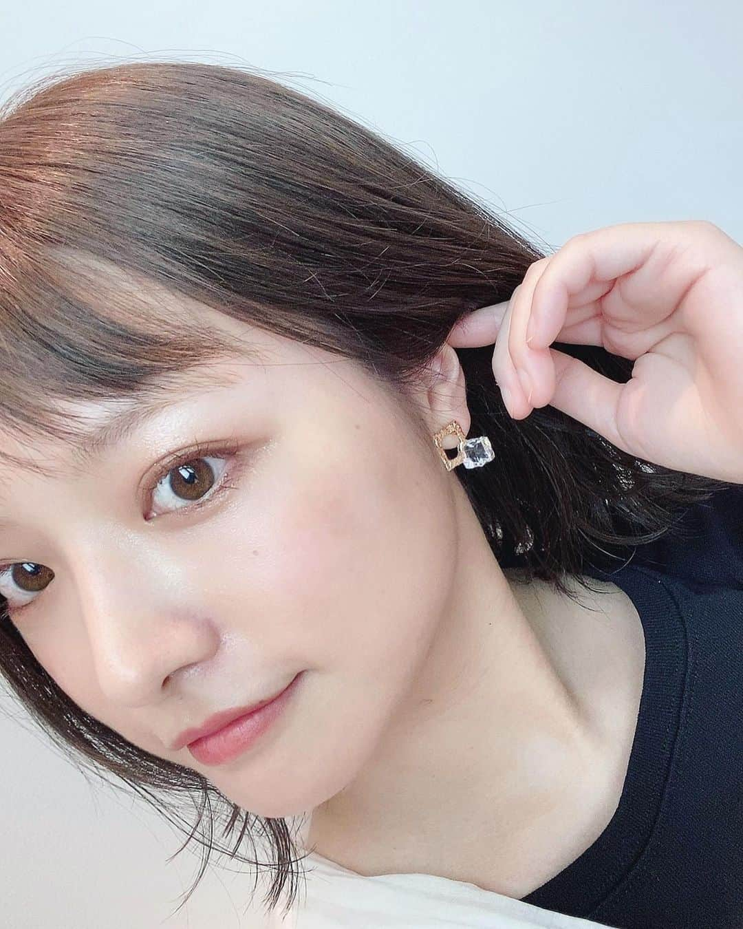 上田眞央のインスタグラム：「出た瞬間にこれ絶対欲しい！って思ったピアス🫶🏻 ゴールドと透明スクエアの組み合わせがどストライクすぎて...🥺  これ着けるとテンションあがる😘」