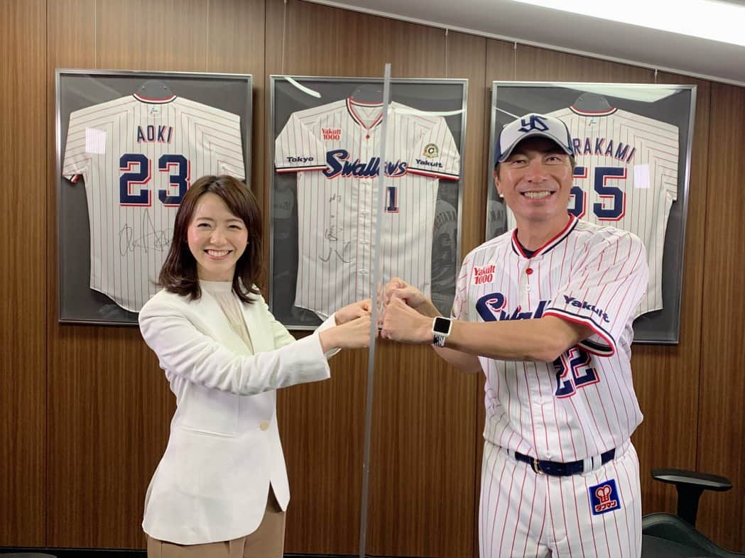 のインスタグラム：「⚾️  先日、ヤクルトスワローズの髙津臣吾監督に「強いチーム組織をマネジメントする技」について、お話をうかがってきました！  昨季日本一になったチーム、そして現在もセリーグ首位を走るチームの監督が語るその技は、 私たちが普段の仕事の中で活かしていける大切なヒントを教えてくれたように思います📝💡  髙津監督とは、私が入社1年目の頃(およそ9年前🥹！)に「すぽると！」でご一緒していました。 久々の再会、対談はとても胸が熱くなりました。  野球好きの方も、そうでない方も。 今夜の放送、是非ご覧頂けたらと思います。  #livenewsα  #髙津監督 #嬉しい再会 #ありがとうございました #アクリル板ごしのグータッチ #👊👊  #大人になったねぇ！ #でも #変わらないなぁ #と言われました👶  #変わったり変わらなかったり #しているようです🤭」