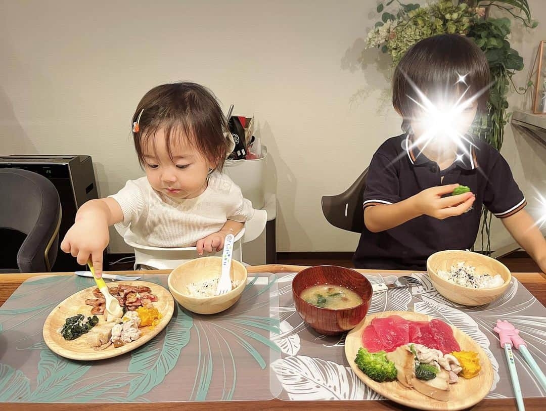 河島未怜さんのインスタグラム写真 - (河島未怜Instagram)「次男、生誕500日 ということで✨ 久しぶりの投稿  特別な撮影もできず いつも通りの日常😮‍💨  今日もたくさん食べてくれました。 母、頑張ってることは 家族の健康。それのみ。。 （もっと色々やってあげてるママさんを見ると反省ばかり）  #生誕500日 #今日知ったけどね😂 #日々のごはん #子どもごはん#幼児食 #4歳男の子#兄弟育児 #男の子ママ#こどものいる暮らし」9月9日 20時54分 - mirei_weather