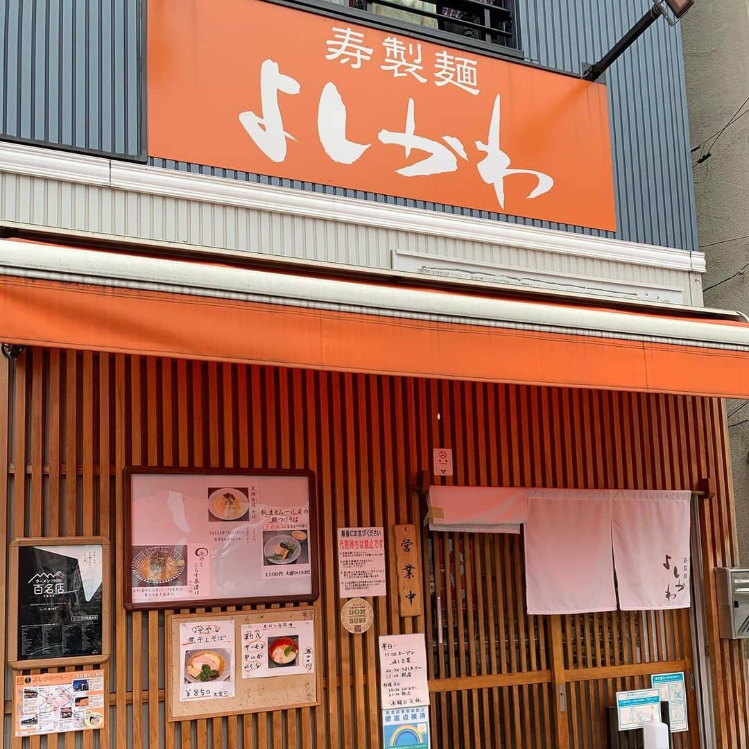渡邉ひかるさんのインスタグラム写真 - (渡邉ひかるInstagram)「寿製麺　よしかわ　西台駅前店 特製白醤油煮干そば　1060円 @西台  あまり開拓したことのない駅を…と思い、今回は三田線沿い、西台駅東口から徒歩5分圏内にある《寿製麺　よしかわ　西台駅前店》 に。  平日のお昼13:30頃でしたが 並ぶことなく入店が可能でした◎  夏ということもあってか 冷やしラーメンや、期間限定のつけ麺とメニューも豊富でしたが まずは、オーソドックスに人気No.1 “特製白醤油煮干そば”に。  カウンター席のみとなっていて コロナ対策もあって一つ一つ仕切られている。  特製を頼みましたが約5分ほどで着丼。  白醤油で綺麗に透き通った清湯スープは 想像よりも口に入れた瞬間に煮干しの香りと少しの苦味が来て、すっきりと上品ながらも飲み込んだ後に優しい煮干の香りが抜けていく、煮干主役のスープ。  麺は中太ストレートで 低下水のパツッとした歯切れで 全粒粉香る自家製麺。  チャーシューは低温調理のしっとりとした豚チャーシューが何枚も乗り、小ぶりな鳥チャーシューも。 メンマは太めのゴリュっとした食感。 海苔と三つ葉、ネギで香りの変化。  卓に、レモン酢やホワイトペッパーも 置いてあるのでまた書けると 爽やかに変化を楽しめます。  期間限定メニューやサイドメニューにも 気になるものがあったので また伺いたいです。  ⏰営業時間⏰  ●平日 11:00〜21:00 ※20:30ラストオーダー  ●日曜日・祝日 11:00〜20:00 ※19:30ラストオーダー  💤休業日💤 水曜日  #ラーメン #らーめん #らーめん部 #ラーメン好き #らーめん大好き  #らーめん部  #らーめんインスタグラマー  #らーめん女子  #ラーメン好きな人と繋がりたい  #麺スタグラム #ラーメン大好き渡邉さん #東京 #西台 #寿製麺よしかわ #煮干ラーメン #清湯スープ #醤油ラーメン #特製白醤油煮干そば #ramen #noodles #百名店」9月9日 21時05分 - ramenwatanabe0215