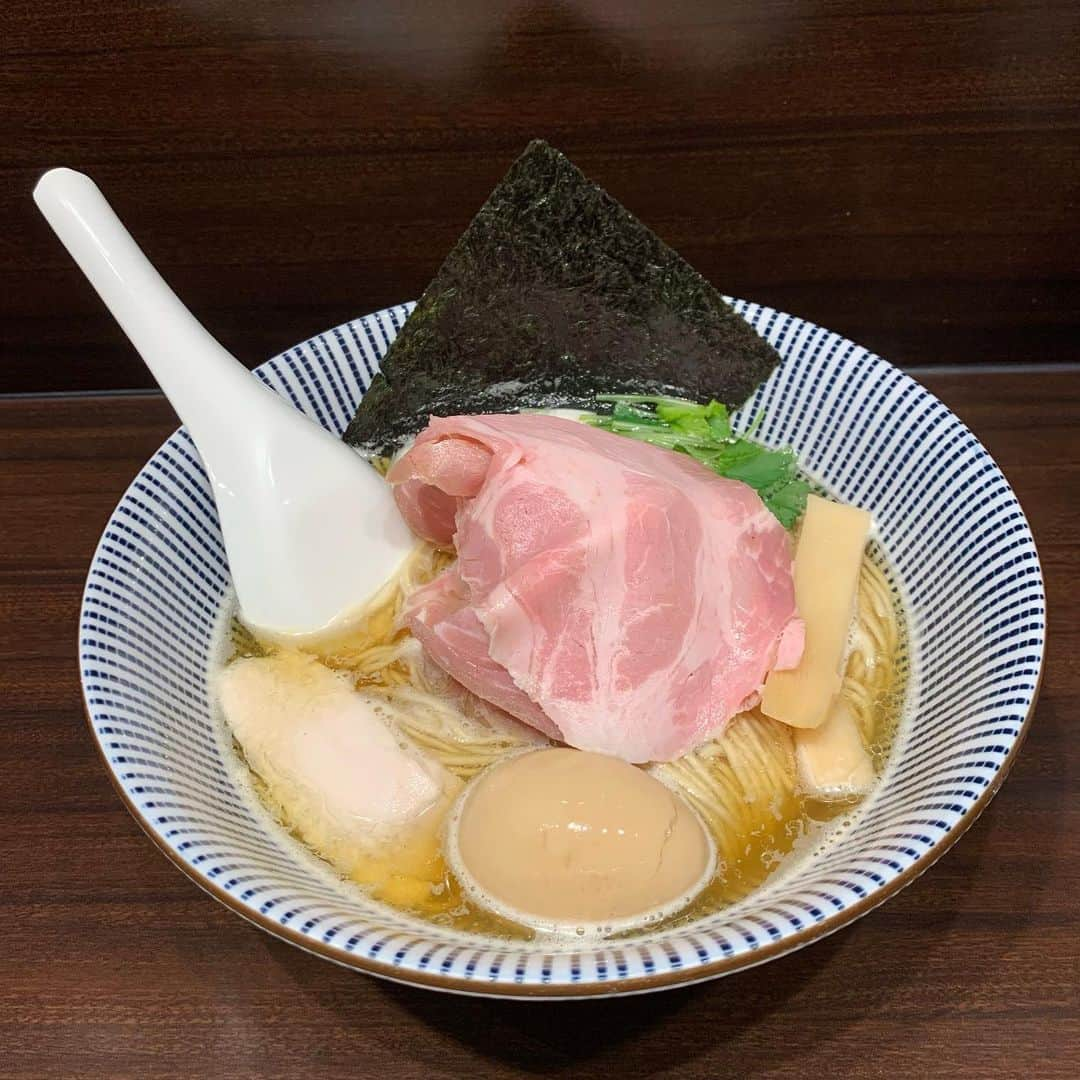 渡邉ひかるのインスタグラム：「寿製麺　よしかわ　西台駅前店 特製白醤油煮干そば　1060円 @西台  あまり開拓したことのない駅を…と思い、今回は三田線沿い、西台駅東口から徒歩5分圏内にある《寿製麺　よしかわ　西台駅前店》 に。  平日のお昼13:30頃でしたが 並ぶことなく入店が可能でした◎  夏ということもあってか 冷やしラーメンや、期間限定のつけ麺とメニューも豊富でしたが まずは、オーソドックスに人気No.1 “特製白醤油煮干そば”に。  カウンター席のみとなっていて コロナ対策もあって一つ一つ仕切られている。  特製を頼みましたが約5分ほどで着丼。  白醤油で綺麗に透き通った清湯スープは 想像よりも口に入れた瞬間に煮干しの香りと少しの苦味が来て、すっきりと上品ながらも飲み込んだ後に優しい煮干の香りが抜けていく、煮干主役のスープ。  麺は中太ストレートで 低下水のパツッとした歯切れで 全粒粉香る自家製麺。  チャーシューは低温調理のしっとりとした豚チャーシューが何枚も乗り、小ぶりな鳥チャーシューも。 メンマは太めのゴリュっとした食感。 海苔と三つ葉、ネギで香りの変化。  卓に、レモン酢やホワイトペッパーも 置いてあるのでまた書けると 爽やかに変化を楽しめます。  期間限定メニューやサイドメニューにも 気になるものがあったので また伺いたいです。  ⏰営業時間⏰  ●平日 11:00〜21:00 ※20:30ラストオーダー  ●日曜日・祝日 11:00〜20:00 ※19:30ラストオーダー  💤休業日💤 水曜日  #ラーメン #らーめん #らーめん部 #ラーメン好き #らーめん大好き  #らーめん部  #らーめんインスタグラマー  #らーめん女子  #ラーメン好きな人と繋がりたい  #麺スタグラム #ラーメン大好き渡邉さん #東京 #西台 #寿製麺よしかわ #煮干ラーメン #清湯スープ #醤油ラーメン #特製白醤油煮干そば #ramen #noodles #百名店」