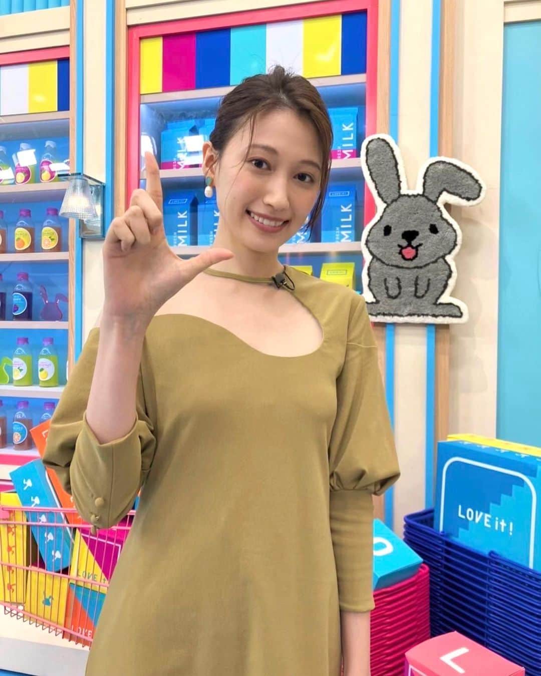 大野いとのインスタグラム：「毎日楽しみしているラヴィット！に出演をさせていただきました。幸せ者です。朝から緊張しましたが、始まるとずっと笑いっぱなしの2時間でした。とても楽しい時間で、嬉しかったです☺️✨ 見ていただきありがとうございました🐰 @tbs_loveit  #ラヴィット！  衣装 dress @amerivintage shoes @sergiorossi earring @manarosa_jewel ring @agete_official」