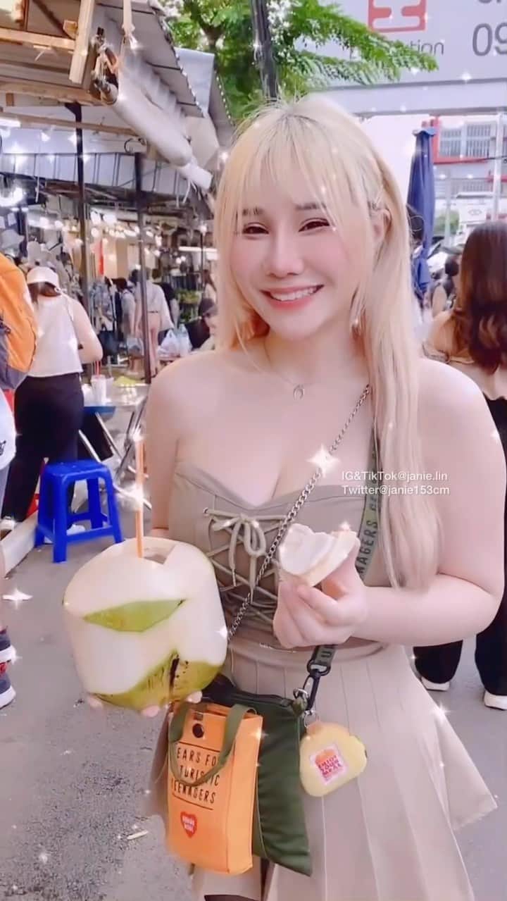 泥泥林のインスタグラム：「Coconut juice or ?🥥🍹😋 Double tap & Save💛 點個愛心➕收藏吧🥰  - 今年的中秋在3+4隔離中度過 用只要50銖的新鮮椰子水 祝你各位中秋烤肉節愉快🎑  連假無聊可以來看我IG的旅遊日記 貼文內文跟動態都會持續分享😆😆😆 YouTube Vlog要再等一下下⸜(๑⃙⃘ˊᗜˋ๑⃙⃘)⸝♡  2022 Aug 27 📍 #bangkok #chatuchak」