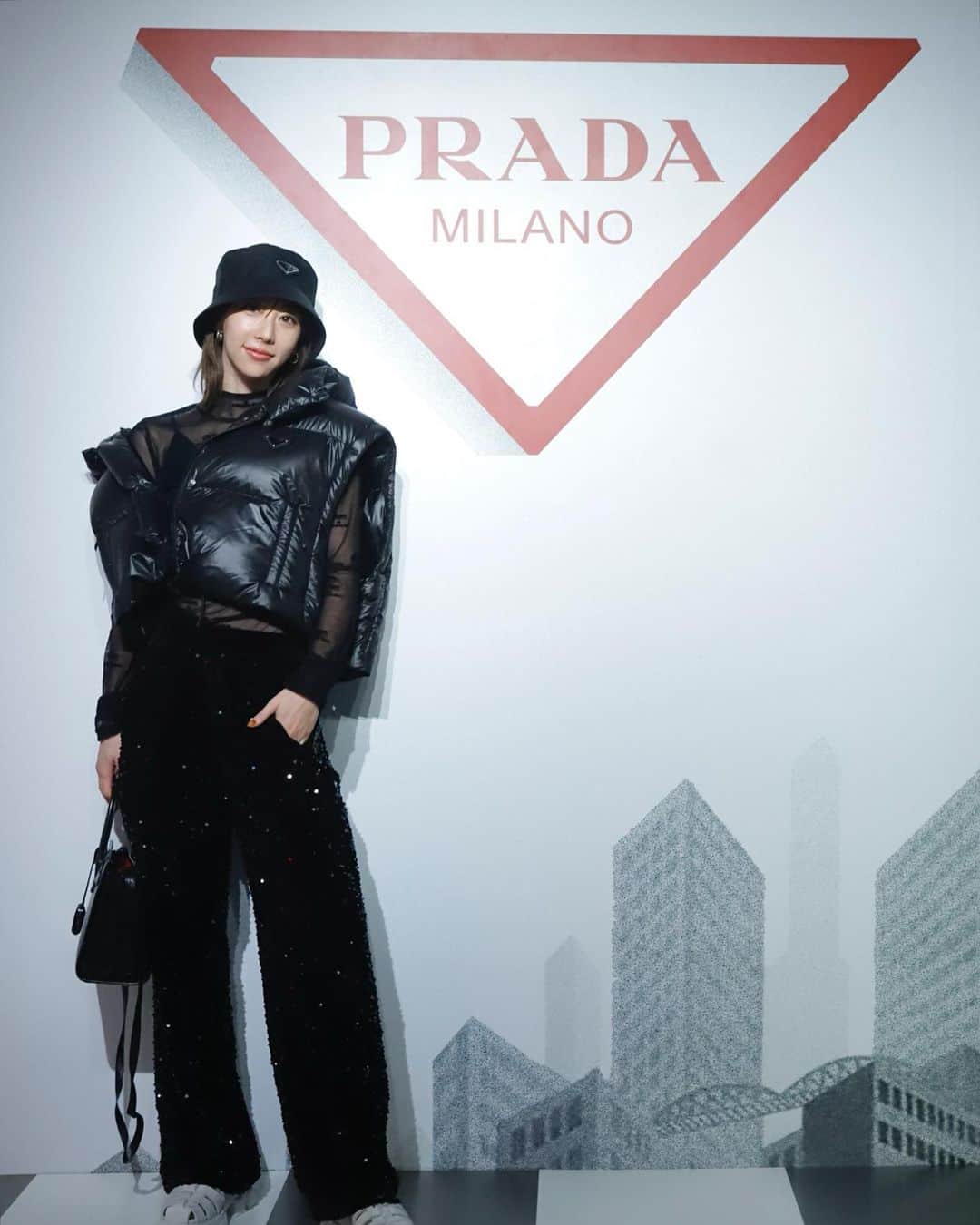 秋倉諒子のインスタグラム：「🖤🤍 @prada  #PradaMetropolis」
