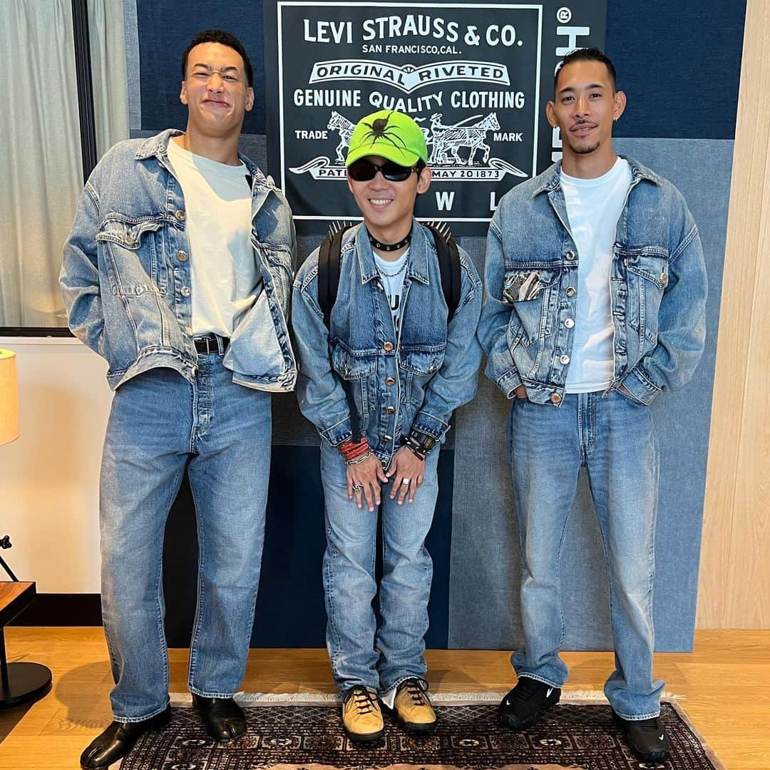 オカモトレイジのインスタグラム：「Q.我々3人の共通点は何でしょう？  What do the three men in the picture have in common?」