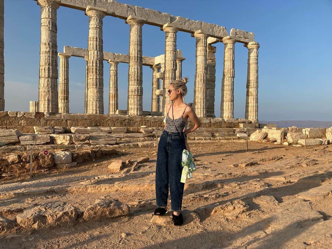 のインスタグラム：「. 届きそうで、届かない。 ワタシはまだ、全然やれてない。 何者になるかも分からない。 結果、 何にもなれないかも。  あの人はすごい。 あの人は天才だ。 あの人は何を手にして あの人は何を失ったのだろう。 あの人とワタシの違いは何？ かけてきた10年、20年、何十年の差？ BETしたものの大きさ？  それでも、ワタシは触れてみたい。  放浪の果てに、 たとえ正解がなくても  武器だった欲が ワタシを縛り ワタシを飲み込んで苦しめるとしても  ワタシは行ってみたい、 その先に。  あの人が見ている世界を 見てみたいのです。  #2022」