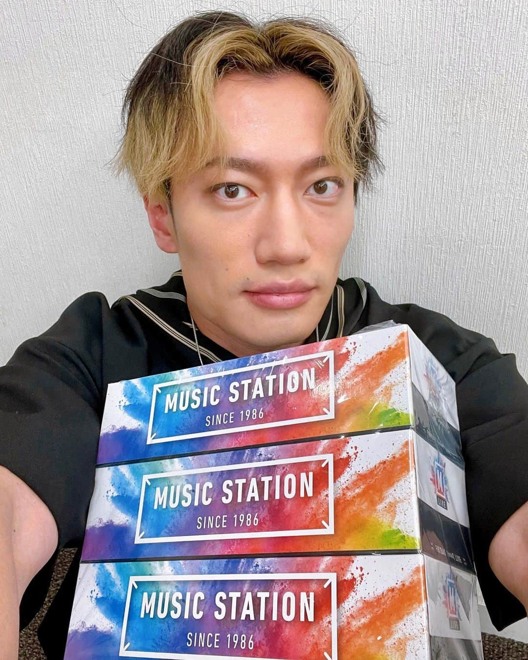 山葵のインスタグラム：「Mステありがとうございました！ 久々の出演でとても楽しかったです✨ 今回も恒例のMステティッシュ頂きました！ これいつも勿体無くて使えないんです🥺  明日から引き続き全国ツアー頑張りたいと思います！  #Mステ #テレ朝 #和楽器バンド #wagakkiband  #フォニイ」