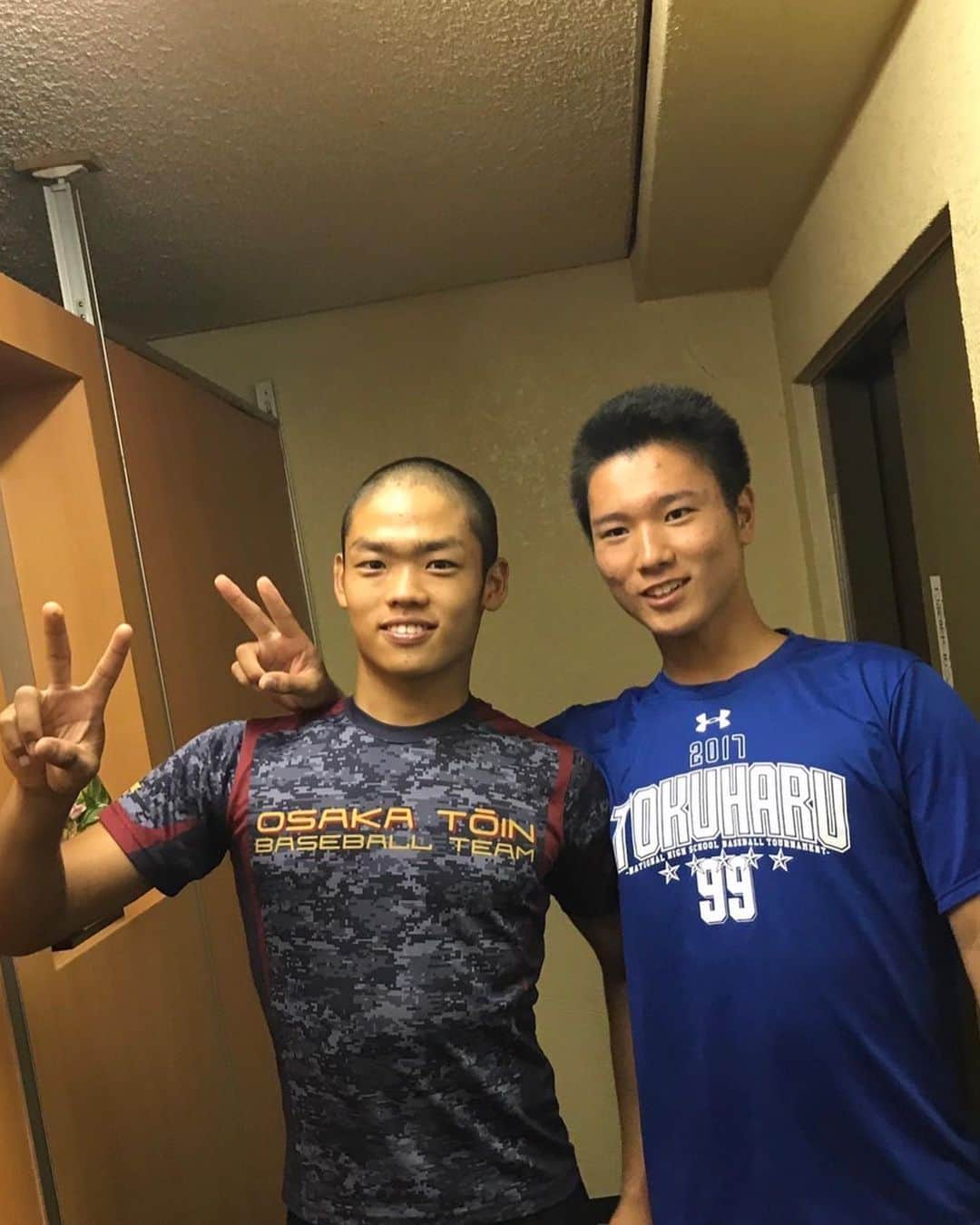 根尾昂のインスタグラム：「達也さん！！！ 初セーブ おめでとうございます！！！ 投球も考え方も トレーニングもケアも、 いつも勉強させて頂いてます。 これからも宜しくお願いします！ 今日もナイスピッチでした！  1枚目の写真は 達也さんと初めて会った日の 写真です…笑」