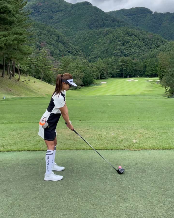 坪井ミサトのインスタグラム：「先日のゴルフ⛳️  なんと！！！初めてレギュラーティーから 18Hまわりました！ スコアは93⚪️  ミスが多くて悔しかったぁぁぁ🥹 伸び代しかない🤣🔥(ポジティブ笑)  new wear @starblincgolf  new shoes @pumagolf @pumagolf_japan   #golf #golfgirl #ゴルフ #ゴルフ大好き #sport #fitness #fitnessgirl #golfwear #gym #パーソナルトレーニング #starblincgolf」