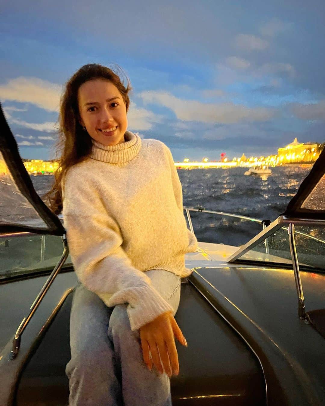 アリーナ・ザギトワのインスタグラム：「Питер ❤️  Совсем забыла, что я не выложила фотографии из поездки 😅 Исправляюсь!   Посмотрите, какая красивая Нева! Выглядит, как нарисованная 🎨  Как всё-таки здорово было отвлечься от суеты города и тихо поплавать на катере по реке, наслаждаясь шумом волн, бьющихся о борт 🥰 Такое умиротворение!」