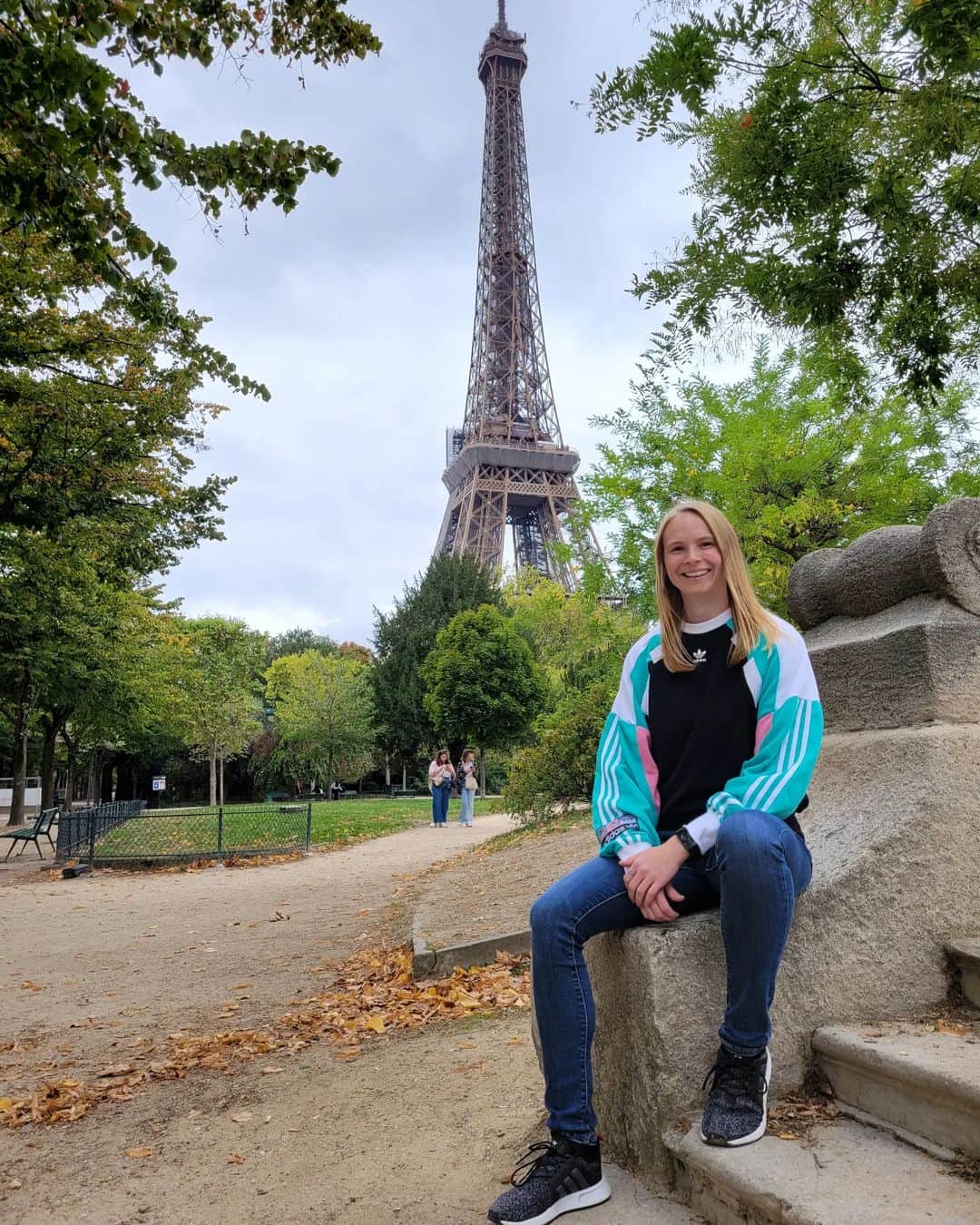 Jessica-Bianca WESSOLLYのインスタグラム：「Nach einer erfolgreichen und anspruchsvollen Saison ist nun erst einmal Urlaub angesagt, um die Batterien wieder aufzuladen und neue Energie zu tanken 🤗 #adidas #adijess #vacation #paris #france🇫🇷 #rechargingbatteries」