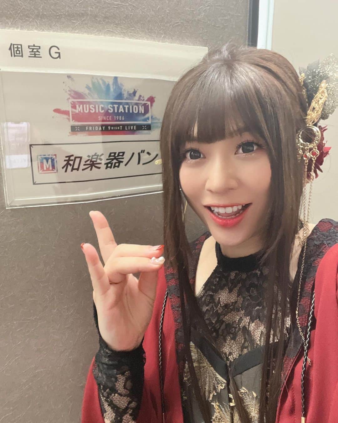 鈴華ゆう子のインスタグラム：「ミュージックステーションありがとうございました！久々の生は刺激的でとっても楽しかったです。 和楽器バンドは全国ツアー中。 明日新潟、明後日群馬は初上陸です！ 歌いまくるぞー！よろしく！ #Mステ #和楽器バンド #鈴華ゆう子」