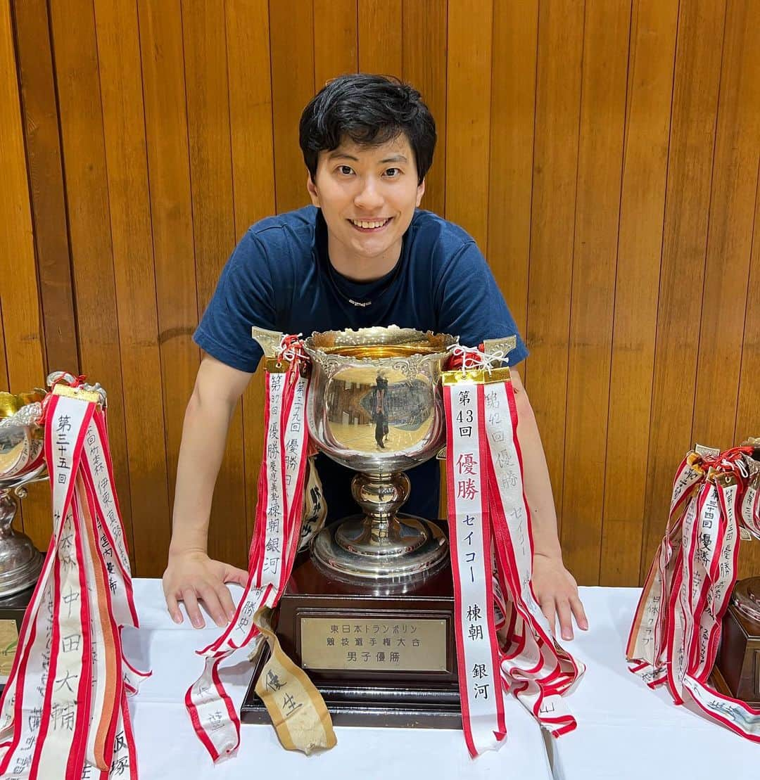 棟朝銀河さんのインスタグラム写真 - (棟朝銀河Instagram)「今年の東日本選手権はコロナウイルスの影響で3年ぶりの開催！ ずっと家にあった優勝トロフィーも久々に返還！  嬉しいことに会場に行ったら綺麗に印刷された前大会分(第43回)のペナントが用意されてました✨  後から写真見て気づいたけど、一本隣にある第42回大会分のペナントのインク薄すぎて消えそう、、、笑  所属が慶應義塾の昔の分も懐かしい.  #トランポリン #trampoline #アスリート #オリンピアン #セイコー #seiko #champion #decent #コラントッテ #西東京市pr親善大使 #慶應義塾 #keio」9月9日 22時53分 - gingamunetomo