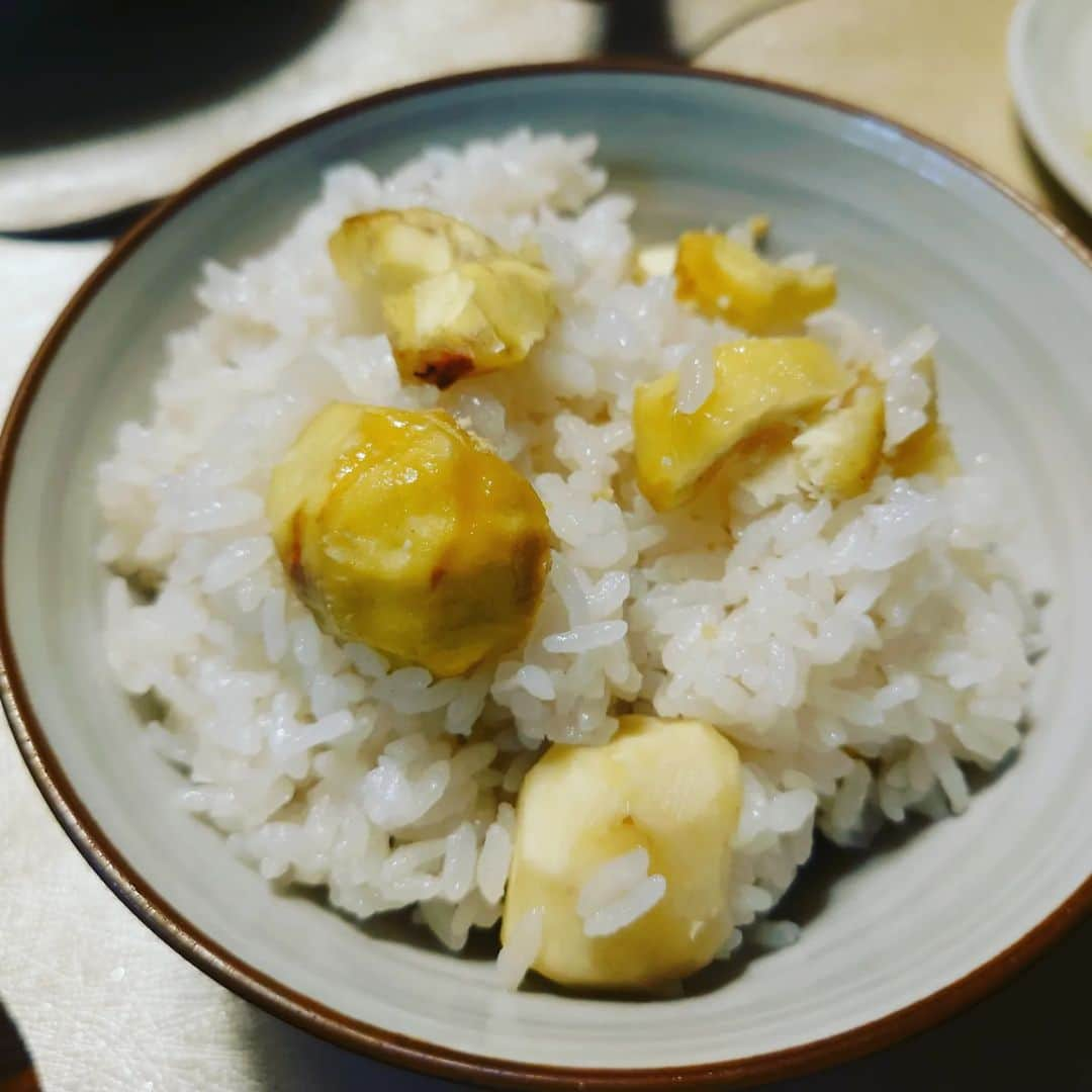 田畑祐一さんのインスタグラム写真 - (田畑祐一Instagram)「9月9日は重陽の節句。菊の花を飾って栗ご飯を食べるのが慣わしとか。ということで今夜は栗ご飯🌰 それにしてもなんで天津甘栗はあんなにツルツルに剥けてるんでしょう？とにかく全工程のうち栗の皮むきでエネルギーの9割以上を消費しました。 そして秋の味覚といえば銀杏。まだまだ暑さも収まりませんが、一足早い秋の味覚を楽しみました。 因みに、明日が中秋の名月みたいですよ。 明日はお団子作らないと・・・🎑」9月9日 23時08分 - tabatayuichi