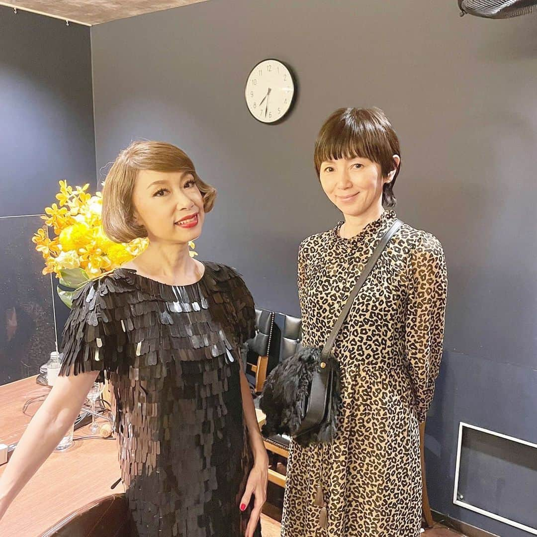 渡辺満里奈のインスタグラム：「. 昨夜は、青山ブルーノートにて、野宮真貴さんと矢舟テツロー・トリオのライブを堪能しました。 しっとりジャズと極上ポップスの融合。 贅沢な時間を堪能しました。  ★ @missmakinomiya  #矢舟テツロー #bluenote #大人ナイト #ピンクの心」