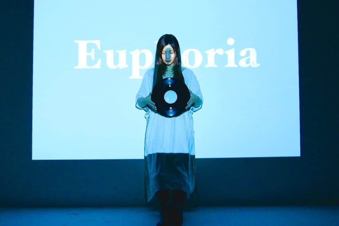 植田真梨恵のインスタグラム：「Euphoria Vinyl 2022.10.26. RELEASE! アナログレコードをリリースします  [Disc1,side.a] 1.EUPHORIA 2.最果てへ (SAIHATE E) 3.ダラダラ (DARADARA)  [side.b] 1.“シグナルはノー” (“NO SIGNAL”) 2.プロペラを買ったんだ最近 (I BOUGHT A PROPELLER RECENTLY) 3.HEDGEHOG SONG  [Disc2,side.c] 1.BABY BABY BABY 2.モア ザン ミューズ (MORE THAN MUSE) 3.黎明 (LAYMAY)  [side.d] 1.エニウェアエニタイム (ANYWHERE ANYTIME) 2.ユートピア (UTOPIA) 3.Demo Marie-100 愛の交差点でファンファーレ_agvo_130904 (additional track “A FANFARE AT THE CROSSROADS OF LOVE”)  夢だったアナログ盤ができました。 今作にはとても合います。 ユーフォリアは私にとって10年越しの夢です。  CD、サブスクでのサービスも9/21にリリースします。 同時発売にHEARTBREAKERツアーのBlu-rayも。  大切に作りました。 期待を込めてリリースします。  CD屋さんやレコード屋さんでぜひご予約して手に収めてください。 #アルバムEUPHORIAのこと #アナログレコード #vinyl」