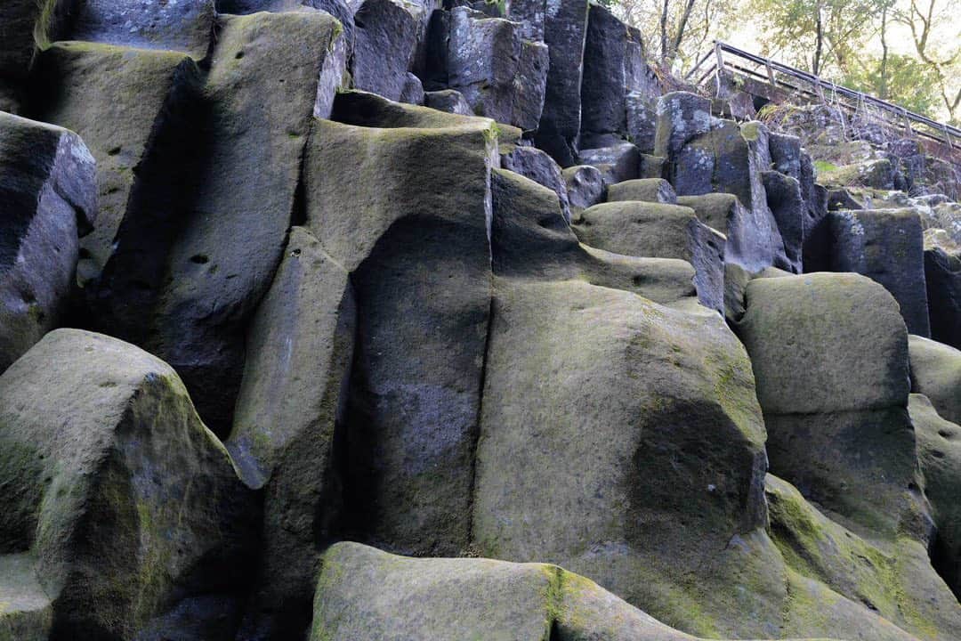 剛力彩芽さんのインスタグラム写真 - (剛力彩芽Instagram)「*** 岩っていいよね。 前に旅サラダさんのロケで 山登りさせてもらってから 岩の魅力に気付いてしまったの。 笑  今日のは、 大好きな宮崎県の高千穂町にある 高千穂峡の岩さんたち❤️ すっごい美しくない？？  雨だったり、 川や滝の水圧とか 人が通ったり、 もちろん人の手が加えられてるかもしれないけど 色々な現象によって 自然に形が作られていく… この子はなぜここにいるんだろう？ とか なぜこの子はこんな形になったのだろう。 って考えれば考えるほど 奥深くて、歴史を感じる。 正解はきっと見つからないけれど 触れてみるとすっごく温かみがあって 自然のとても大きなエネルギーが 身体にピリってくるんだよね。 (私だけの感覚かも…🫣)  ここ最近は、岩があると ほぼ必ず触れに行きます🪨  多分、今ね。 自然に触れたいんだなぁ、私。  みんなはどんな自然が好き？  #宮崎県 #高千穂  #高千穂峡  #岩  #岩壁  #自然」9月9日 23時51分 - ayame_goriki_official