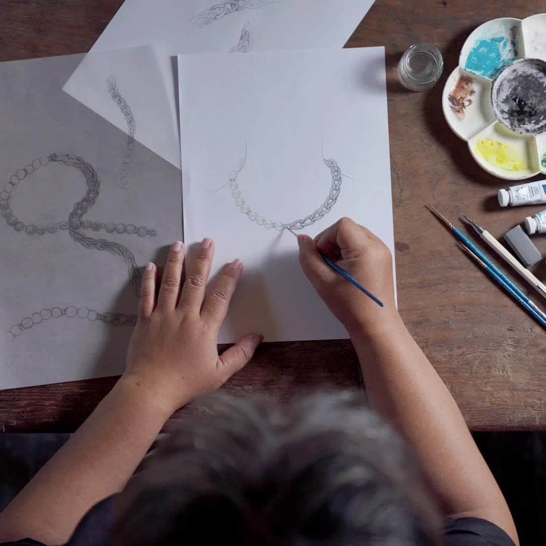 ジョン ハーディーのインスタグラム：「Inside Our Craft: Each Asli Link Chain Pearl piece is a work of art that takes over seven hours to knot, assemble and polish.  #HandcraftedJewelry #SustainableLuxury」