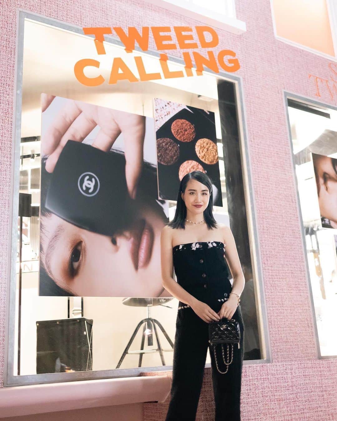 渡邉香織のインスタグラム：「@chanel.beauty レ キャトル オンブル ツイードのポップアップの取材で、架空の出版社「ツイード＆パートナーズ」にお邪魔してきました。(記事は @fashionpressjp に！)  4種類あるパレットはどれも使いやすいのでぜひいつも選ばない色も挑戦してみて欲しいです:)なによりアトリエ ルサージュの特別なポーチが可愛くて悶絶します...！  Hair makeup @ryo0603」