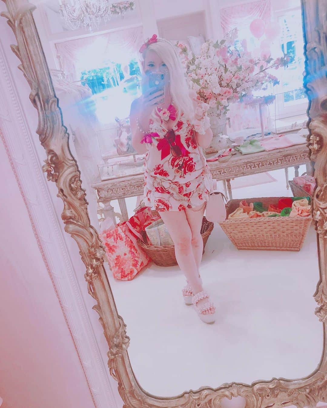 Elizabunnii エリザバニーさんのインスタグラム写真 - (Elizabunnii エリザバニーInstagram)「💖I’m ready to go back to Loveshackfancy & buy e v e r y t h i n g~_(:3 」∠)_💕🎀💕✨  #gyarufashion #agejo #agejogyaru #gaijingyaru #ギャル #ギャルコーデ #ガーリーコーデ #ガーリー」9月10日 0時47分 - dollie.bunnie