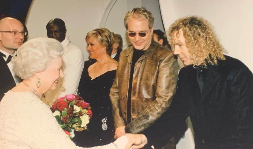 デヴィッド・ブライアンのインスタグラム：「RIP Queen Elizabeth …….. It was an honor and pleasure to meet and perform for you.」