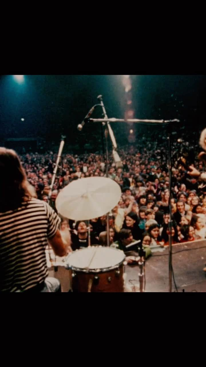 ジェフ・ブリッジスのインスタグラム：「When @theofficialccr took the stage for two nights in April of 1970, the band had reached the height of their international stardom and arrived ready to prove themselves as equals to the likes of Led Zeppelin, Jimi Hendrix, and the Beatles, who had announced their breakup just days before. More than 50 years later, the new documentary concert film narrated by @TheJeffBridges, 'Travelin’ Band: Creedence Clearwater Revival at the Royal Albert Hall,' will be available for streaming on @Netflix beginning September 16.  Visit TravelinBandMovie.com for more details.」