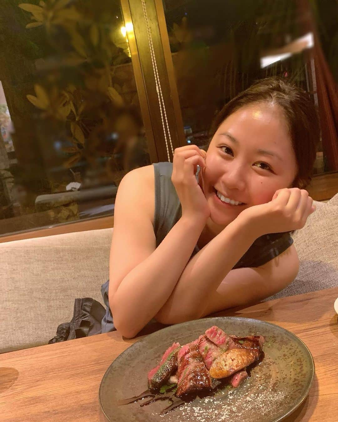 西田麻衣のインスタグラム：「ステーキ+フォアグラ＝結婚案件🤝  2クール目のスープダイエット やるやる詐欺でいつやんのって感じですよね😌 ついにまた明日から整えます誓います。  #美味しい物でカロリー取りたい🐷 #ちょっと痩せたからって #だいぶ調子のってる #油断は禁物 #またすっぴん #お得意の #小顔効果ポーズ #また夜更かしです #最近なんかルンルンですねって #めっちゃ言われるけど #そうでもないよ♡😙」